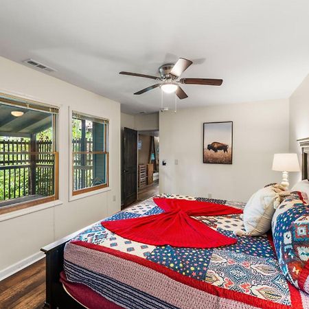Whiskey Ridge Lodge, A Restored 1940S Gem, 2 Mins From Downtown, Breathtaking City Views, Custom Game Room, And Spacious Elegance Gatlinburg Bagian luar foto