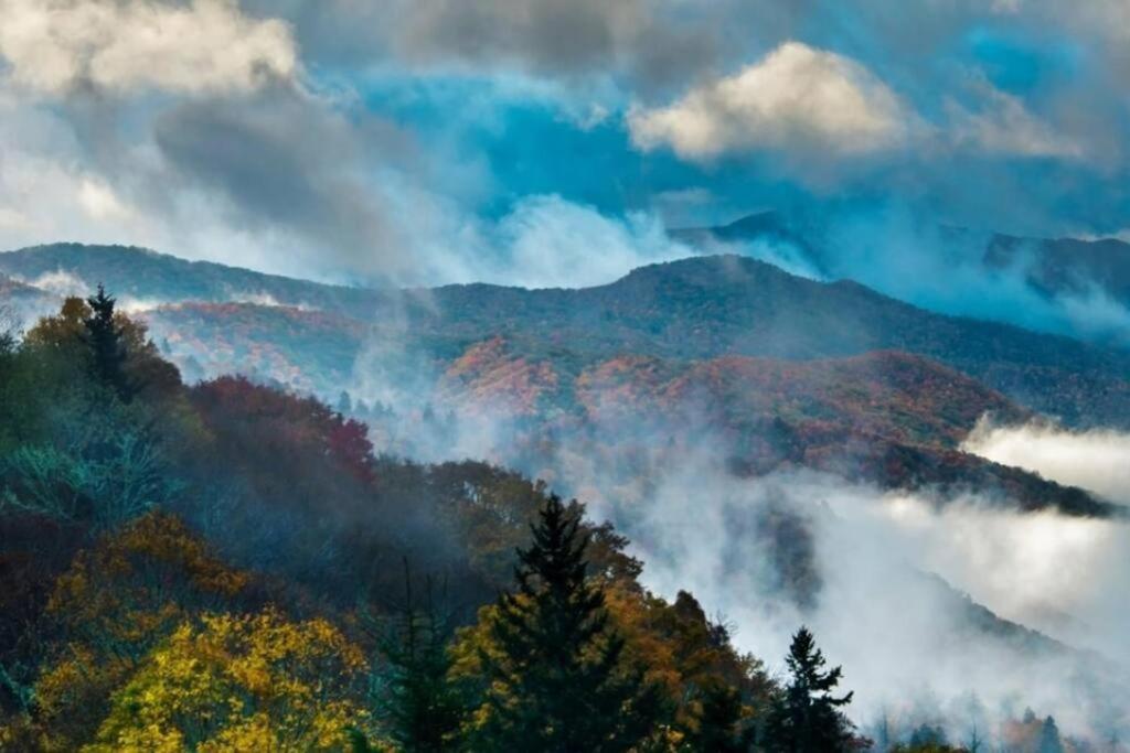 Whiskey Ridge Lodge, A Restored 1940S Gem, 2 Mins From Downtown, Breathtaking City Views, Custom Game Room, And Spacious Elegance Gatlinburg Bagian luar foto