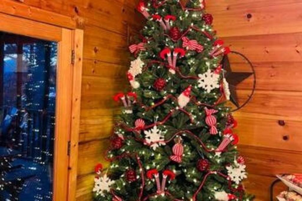 Whiskey Ridge Lodge, A Restored 1940S Gem, 2 Mins From Downtown, Breathtaking City Views, Custom Game Room, And Spacious Elegance Gatlinburg Bagian luar foto