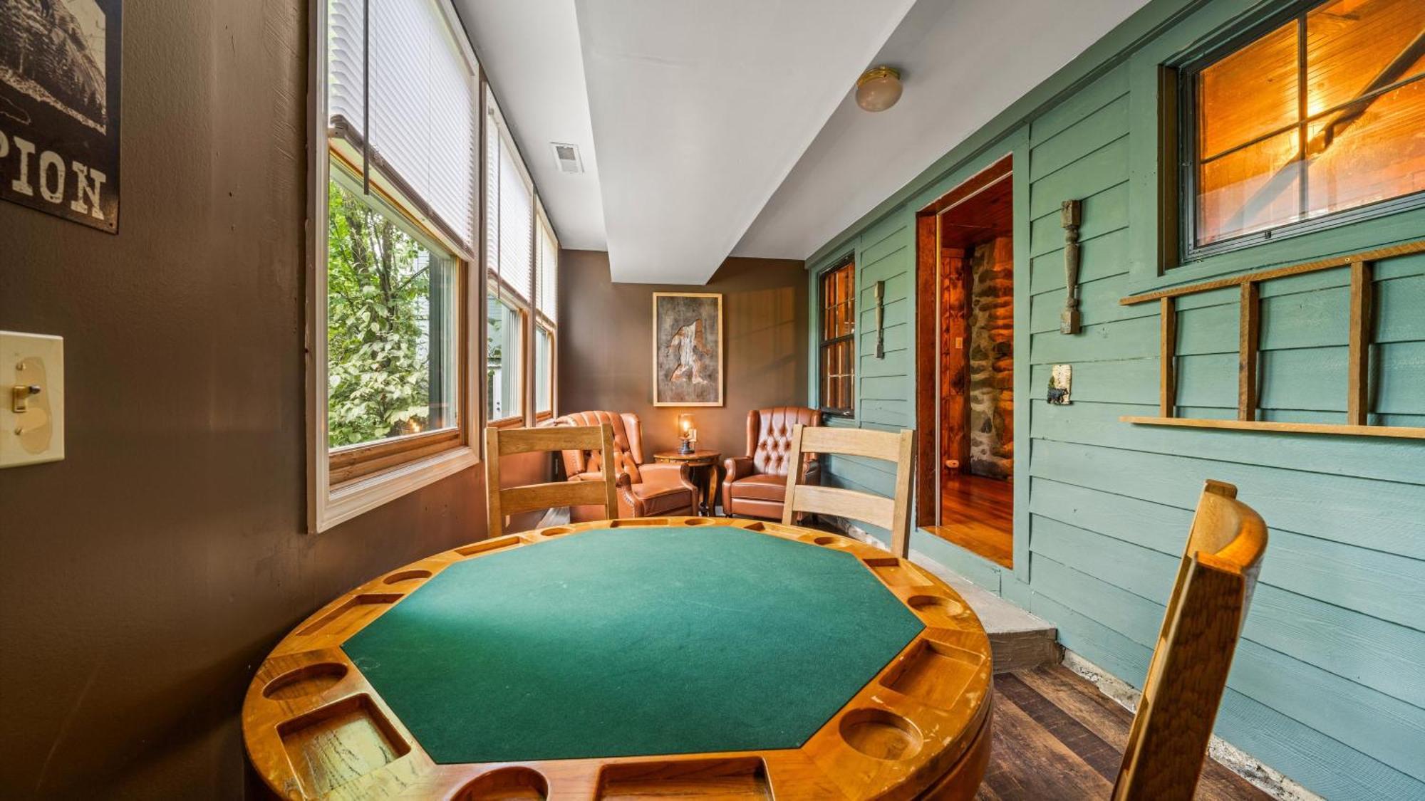 Whiskey Ridge Lodge, A Restored 1940S Gem, 2 Mins From Downtown, Breathtaking City Views, Custom Game Room, And Spacious Elegance Gatlinburg Bagian luar foto