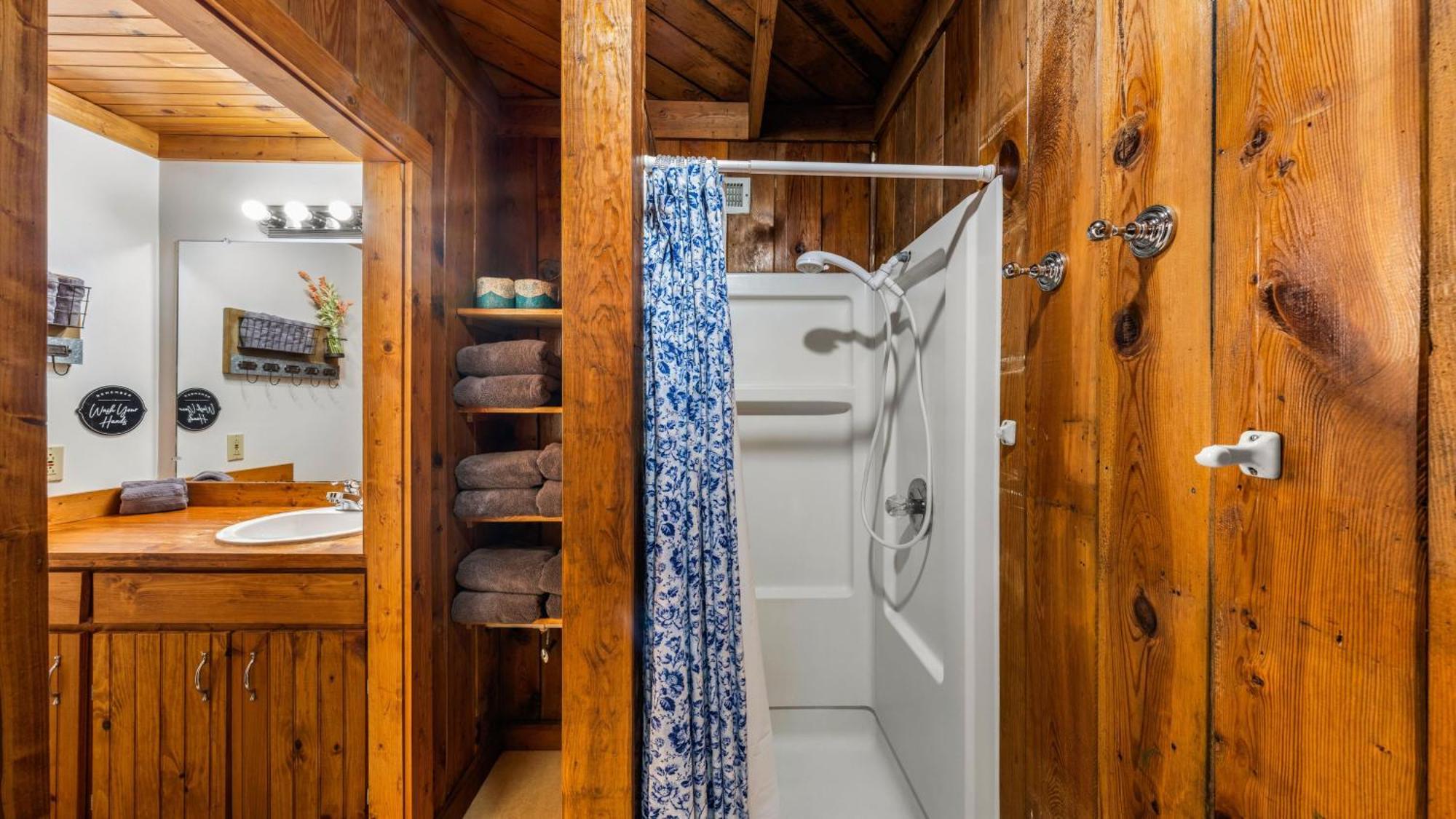 Whiskey Ridge Lodge, A Restored 1940S Gem, 2 Mins From Downtown, Breathtaking City Views, Custom Game Room, And Spacious Elegance Gatlinburg Bagian luar foto