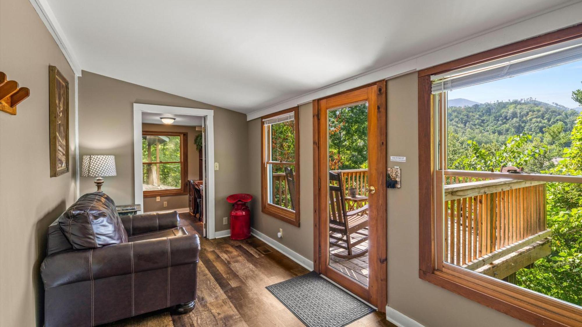 Whiskey Ridge Lodge, A Restored 1940S Gem, 2 Mins From Downtown, Breathtaking City Views, Custom Game Room, And Spacious Elegance Gatlinburg Bagian luar foto