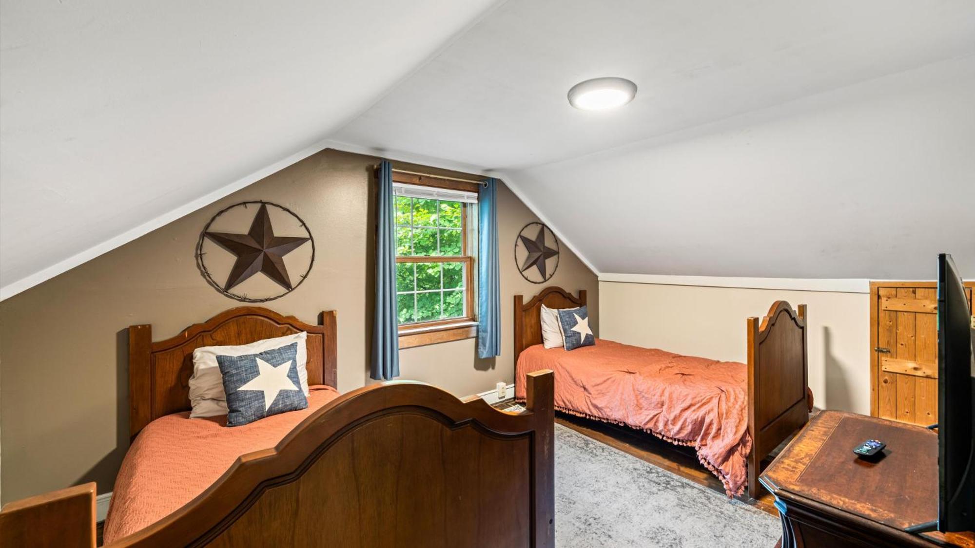 Whiskey Ridge Lodge, A Restored 1940S Gem, 2 Mins From Downtown, Breathtaking City Views, Custom Game Room, And Spacious Elegance Gatlinburg Bagian luar foto