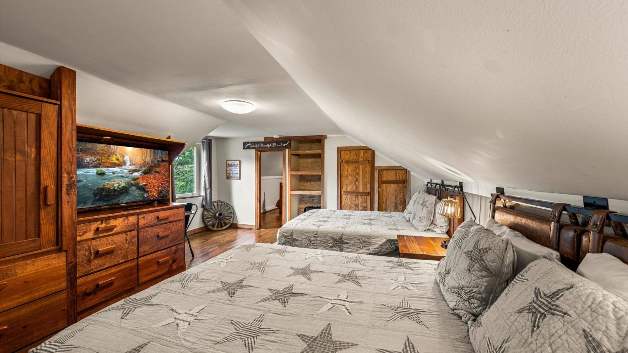 Whiskey Ridge Lodge, A Restored 1940S Gem, 2 Mins From Downtown, Breathtaking City Views, Custom Game Room, And Spacious Elegance Gatlinburg Bagian luar foto