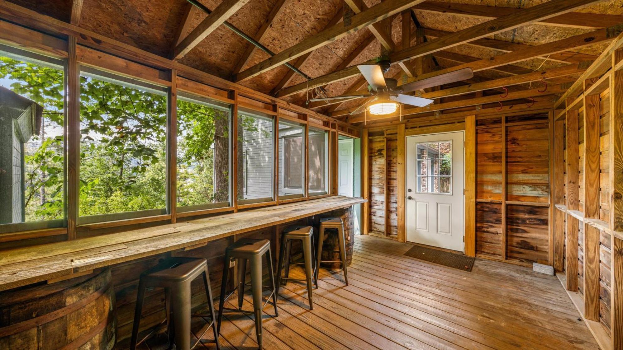 Whiskey Ridge Lodge, A Restored 1940S Gem, 2 Mins From Downtown, Breathtaking City Views, Custom Game Room, And Spacious Elegance Gatlinburg Bagian luar foto