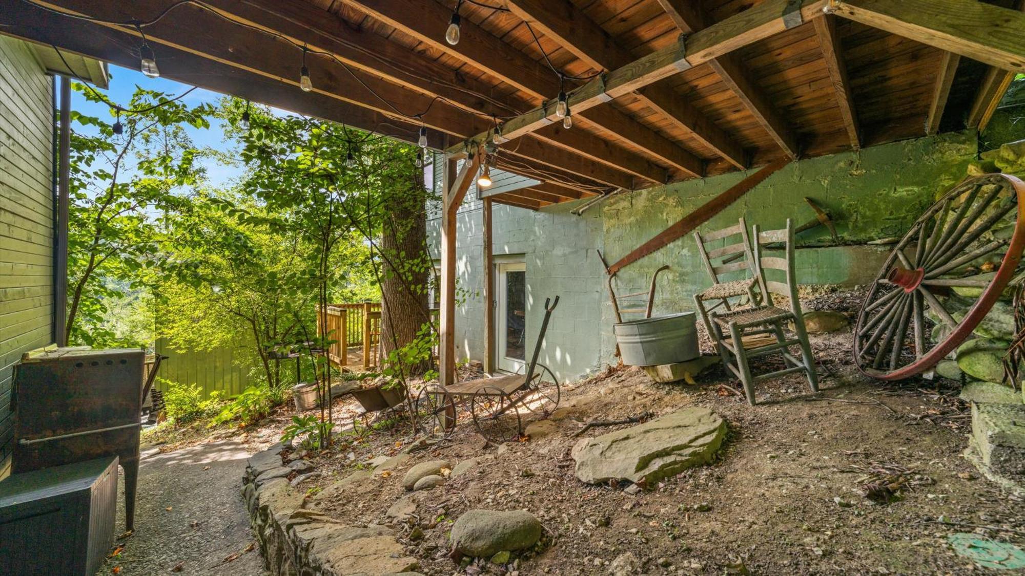 Whiskey Ridge Lodge, A Restored 1940S Gem, 2 Mins From Downtown, Breathtaking City Views, Custom Game Room, And Spacious Elegance Gatlinburg Bagian luar foto