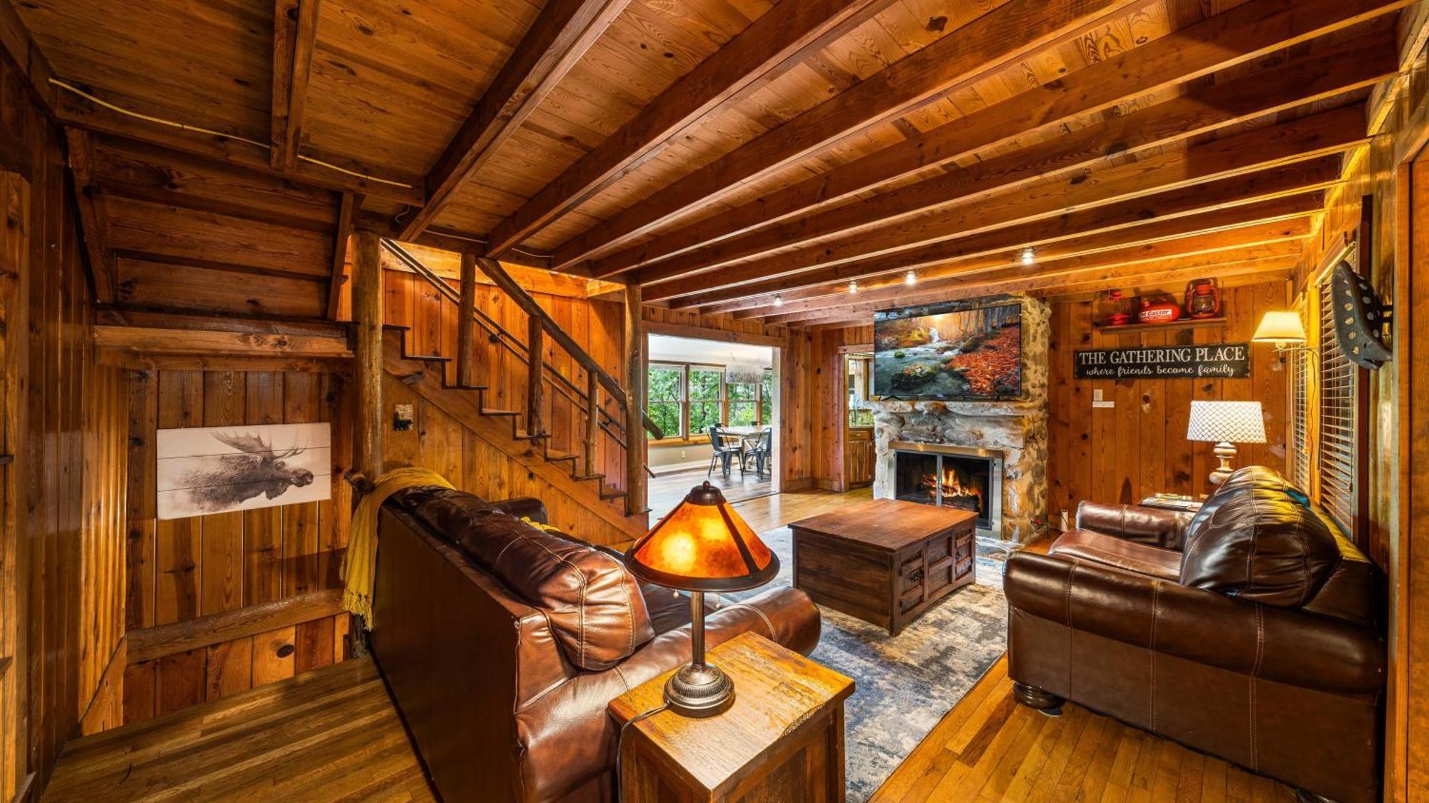 Whiskey Ridge Lodge, A Restored 1940S Gem, 2 Mins From Downtown, Breathtaking City Views, Custom Game Room, And Spacious Elegance Gatlinburg Bagian luar foto