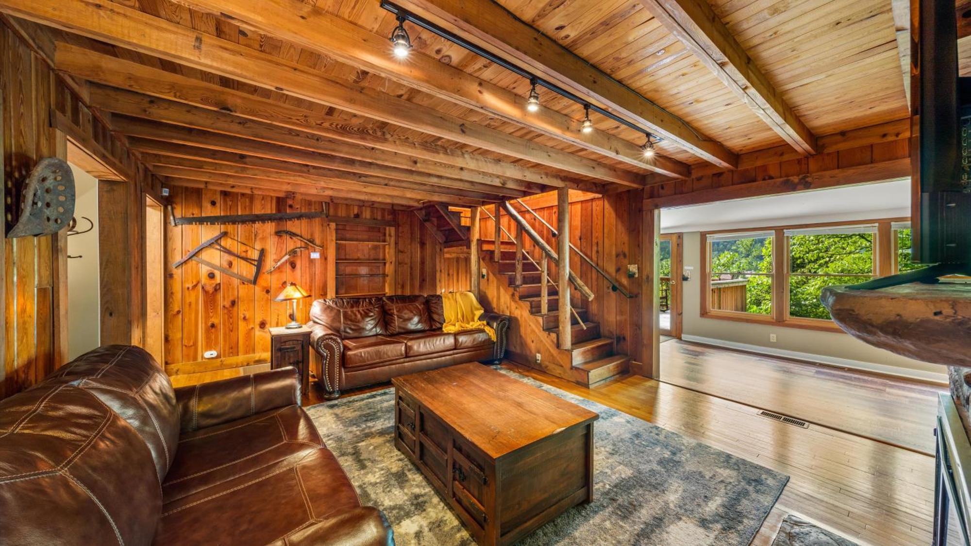 Whiskey Ridge Lodge, A Restored 1940S Gem, 2 Mins From Downtown, Breathtaking City Views, Custom Game Room, And Spacious Elegance Gatlinburg Bagian luar foto