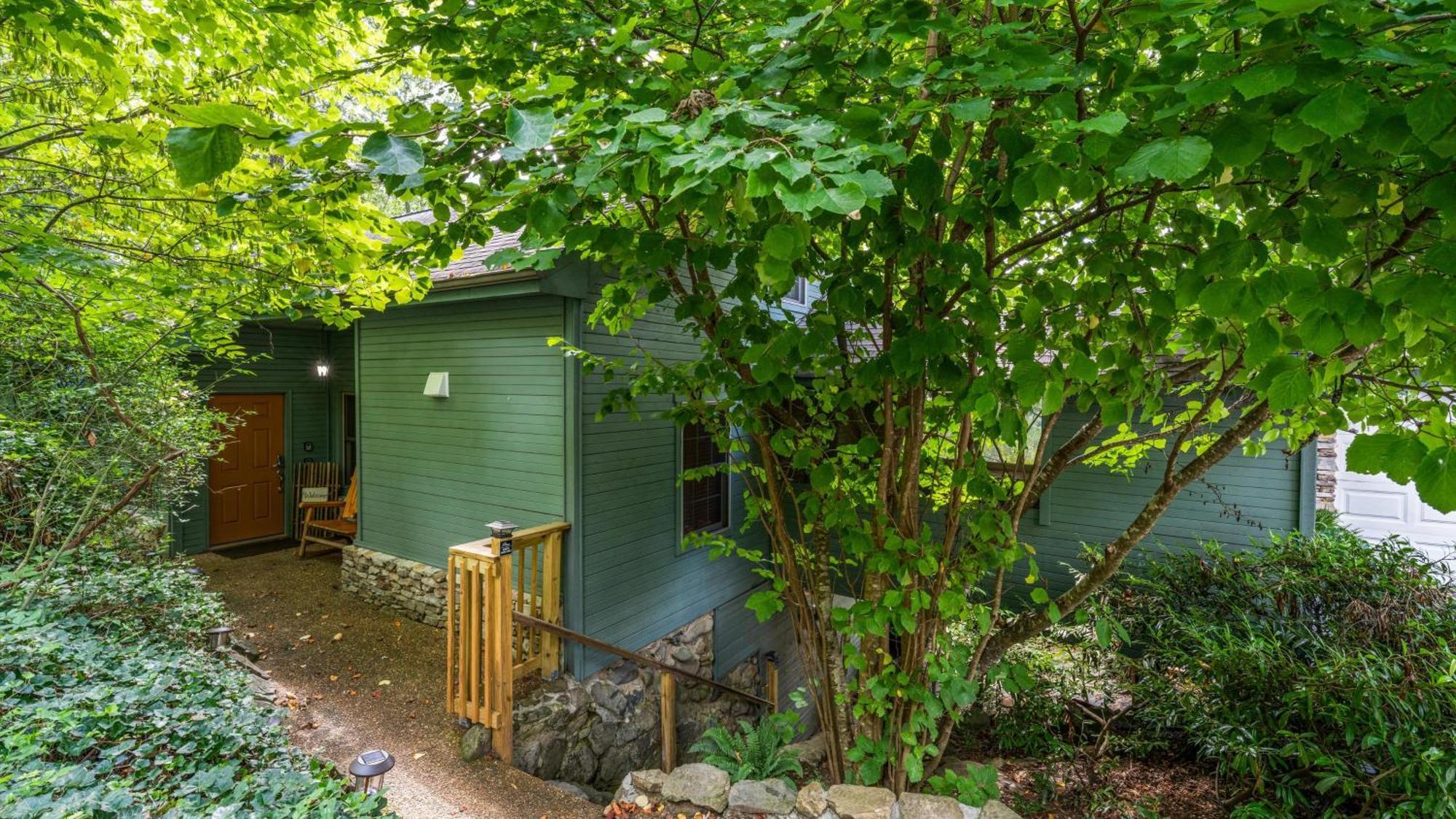 Whiskey Ridge Lodge, A Restored 1940S Gem, 2 Mins From Downtown, Breathtaking City Views, Custom Game Room, And Spacious Elegance Gatlinburg Bagian luar foto