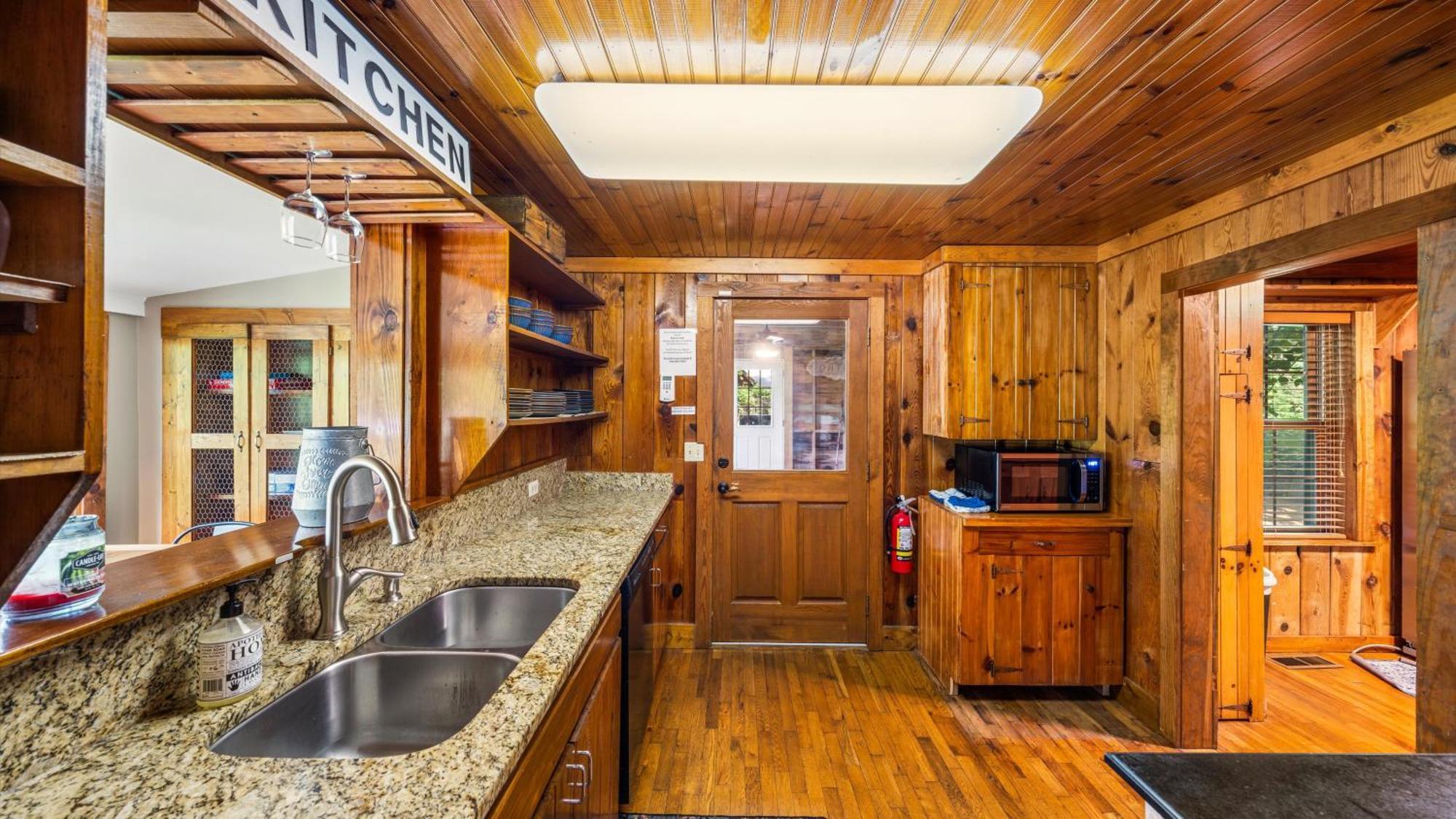Whiskey Ridge Lodge, A Restored 1940S Gem, 2 Mins From Downtown, Breathtaking City Views, Custom Game Room, And Spacious Elegance Gatlinburg Bagian luar foto