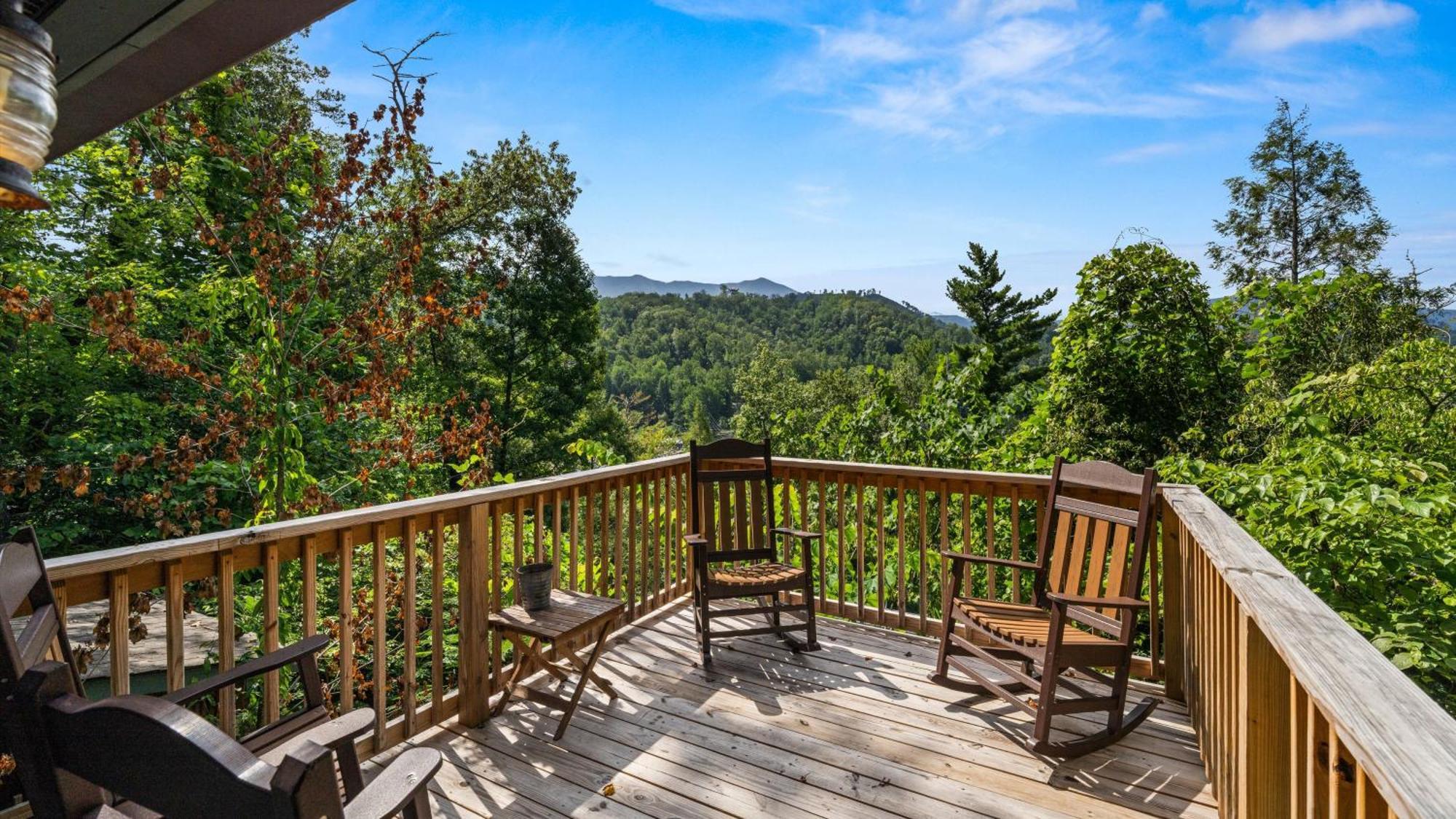 Whiskey Ridge Lodge, A Restored 1940S Gem, 2 Mins From Downtown, Breathtaking City Views, Custom Game Room, And Spacious Elegance Gatlinburg Bagian luar foto