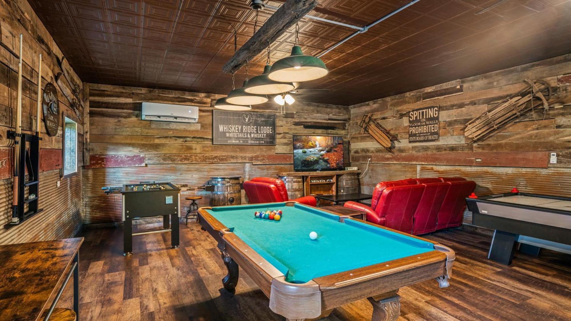 Whiskey Ridge Lodge, A Restored 1940S Gem, 2 Mins From Downtown, Breathtaking City Views, Custom Game Room, And Spacious Elegance Gatlinburg Bagian luar foto
