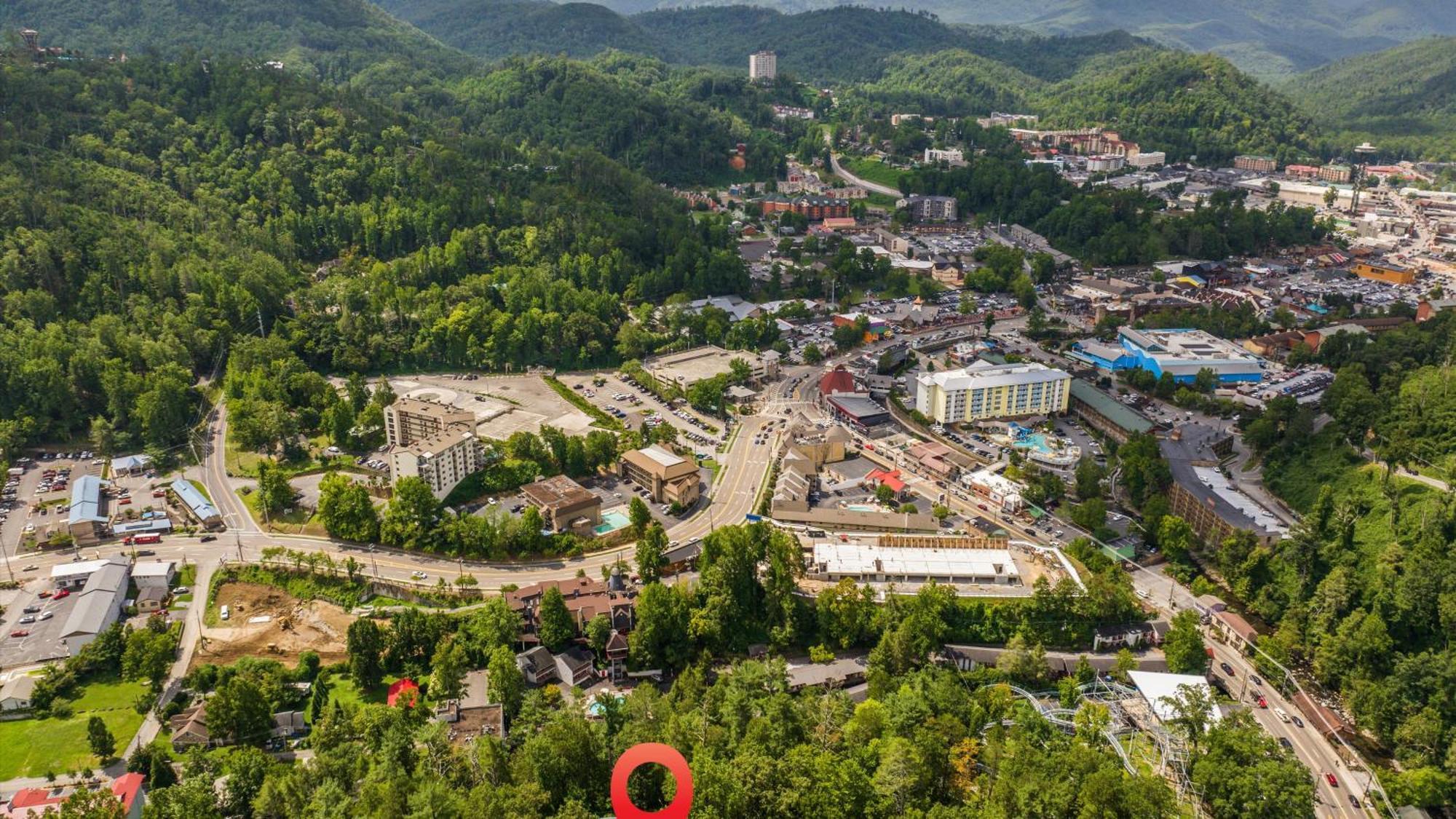 Whiskey Ridge Lodge, A Restored 1940S Gem, 2 Mins From Downtown, Breathtaking City Views, Custom Game Room, And Spacious Elegance Gatlinburg Bagian luar foto