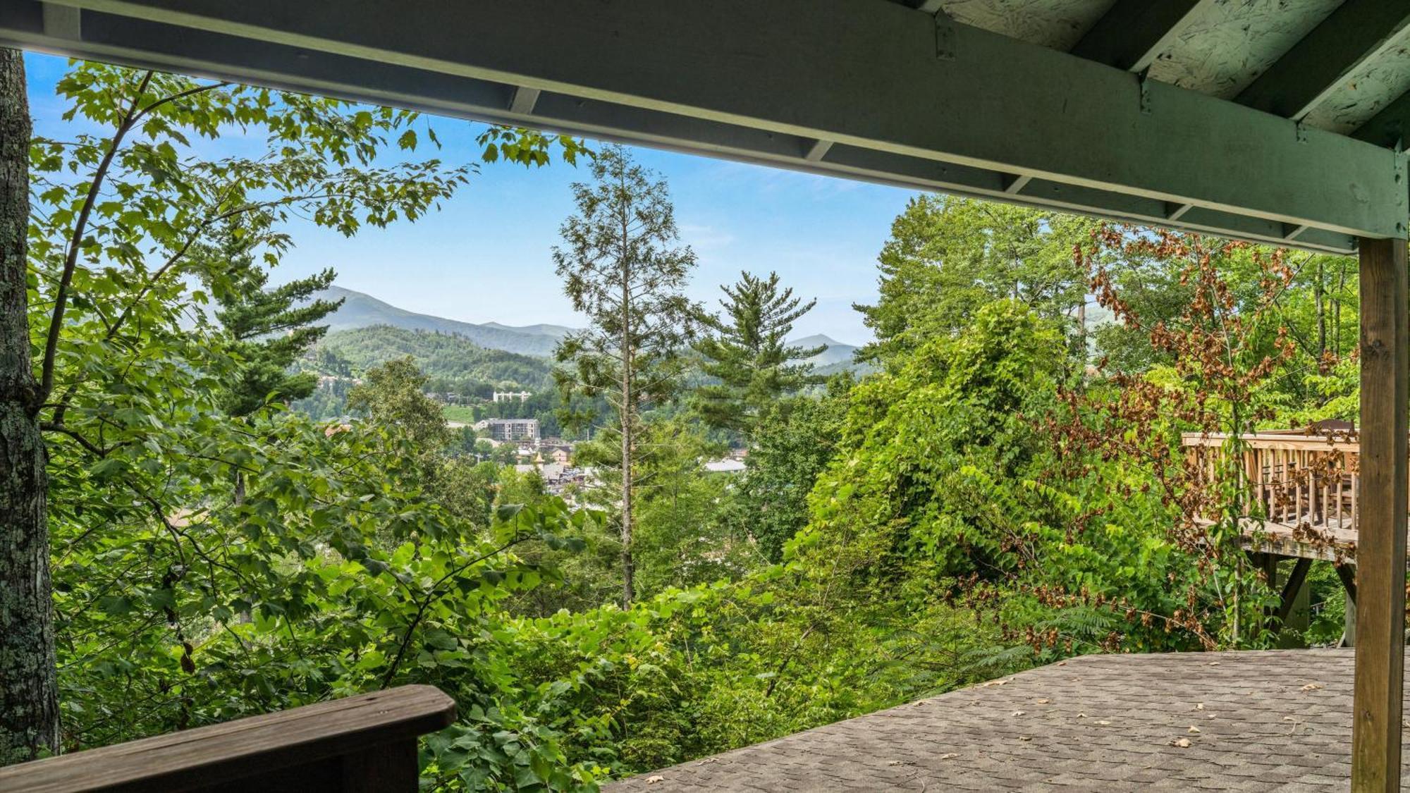 Whiskey Ridge Lodge, A Restored 1940S Gem, 2 Mins From Downtown, Breathtaking City Views, Custom Game Room, And Spacious Elegance Gatlinburg Bagian luar foto