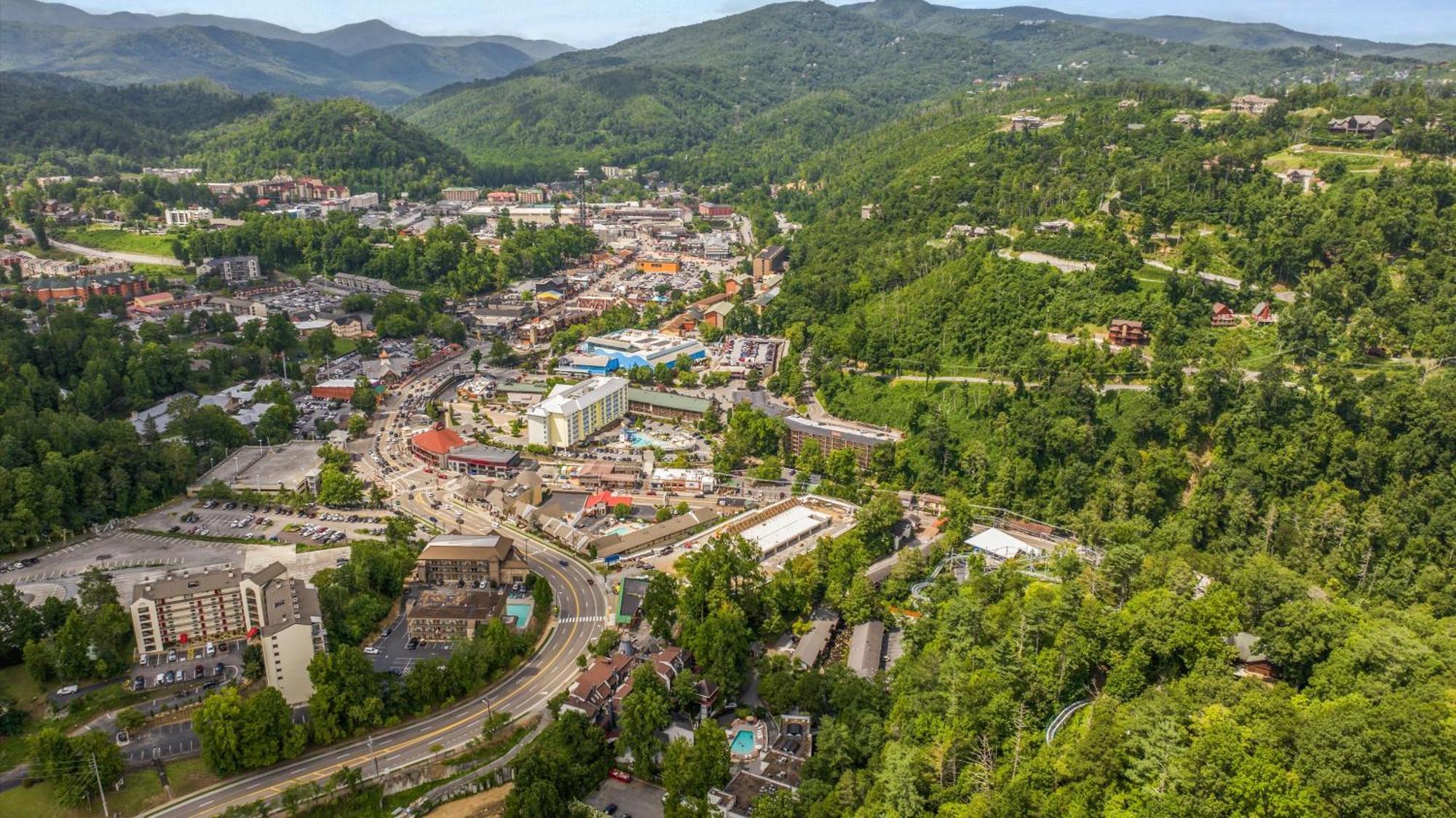 Whiskey Ridge Lodge, A Restored 1940S Gem, 2 Mins From Downtown, Breathtaking City Views, Custom Game Room, And Spacious Elegance Gatlinburg Bagian luar foto