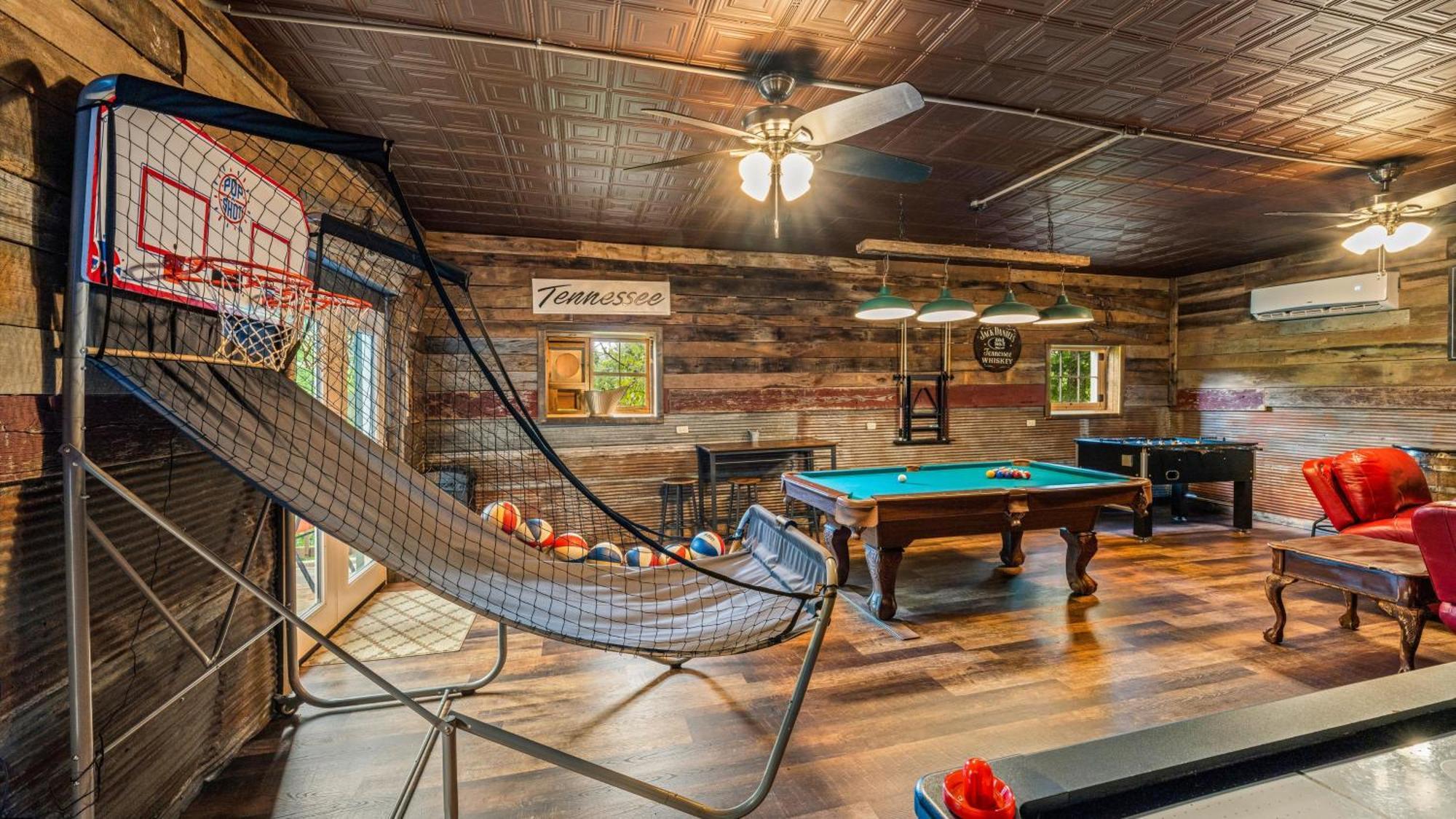 Whiskey Ridge Lodge, A Restored 1940S Gem, 2 Mins From Downtown, Breathtaking City Views, Custom Game Room, And Spacious Elegance Gatlinburg Bagian luar foto