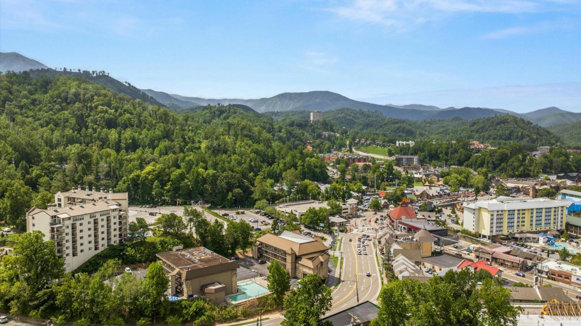 Whiskey Ridge Lodge, A Restored 1940S Gem, 2 Mins From Downtown, Breathtaking City Views, Custom Game Room, And Spacious Elegance Gatlinburg Bagian luar foto
