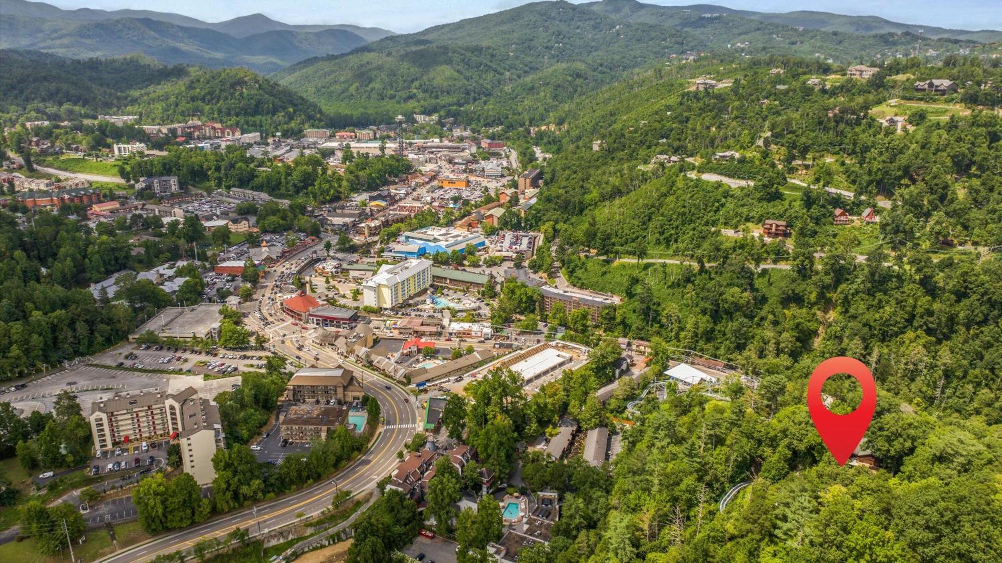Whiskey Ridge Lodge, A Restored 1940S Gem, 2 Mins From Downtown, Breathtaking City Views, Custom Game Room, And Spacious Elegance Gatlinburg Bagian luar foto