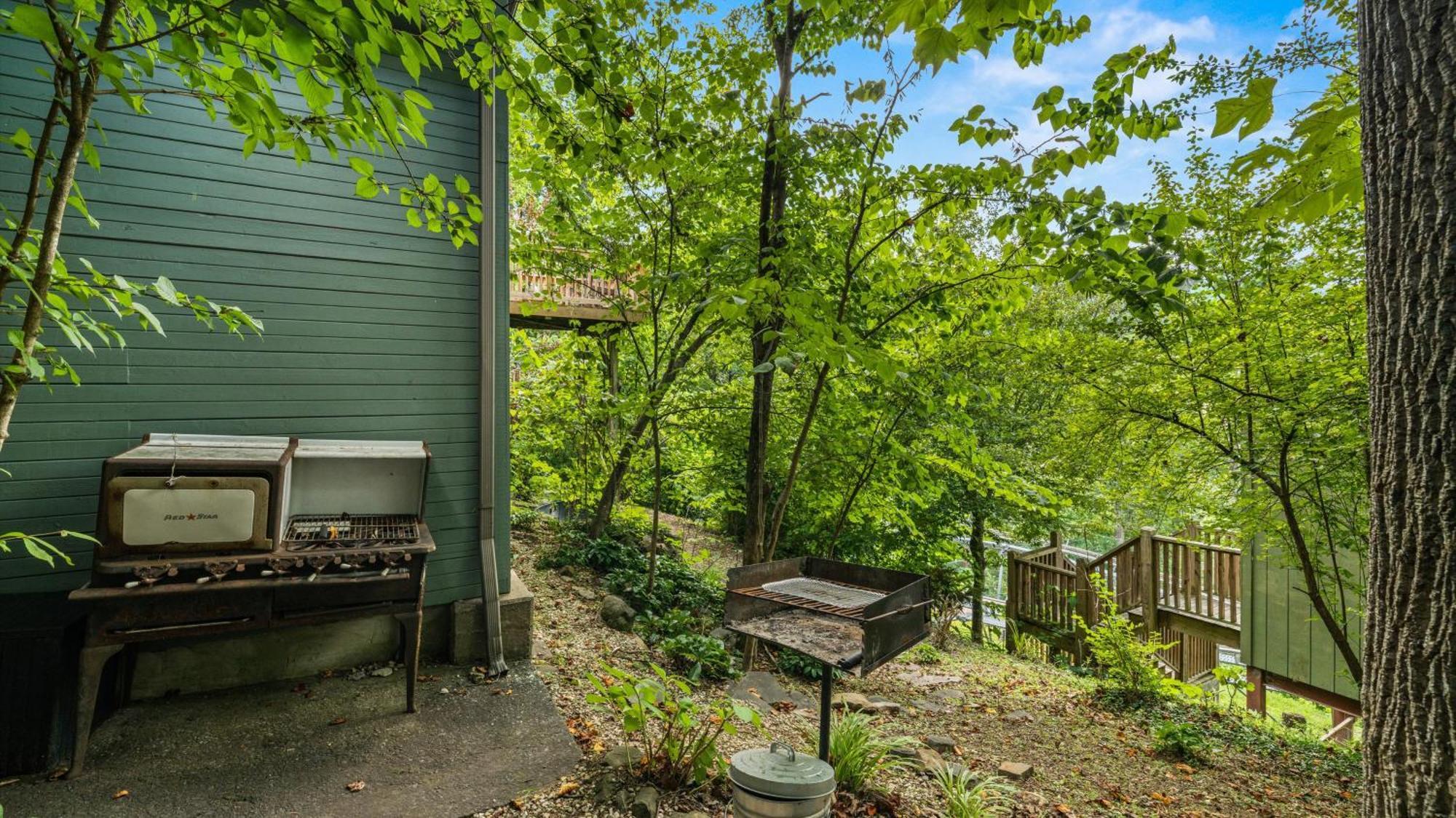 Whiskey Ridge Lodge, A Restored 1940S Gem, 2 Mins From Downtown, Breathtaking City Views, Custom Game Room, And Spacious Elegance Gatlinburg Bagian luar foto