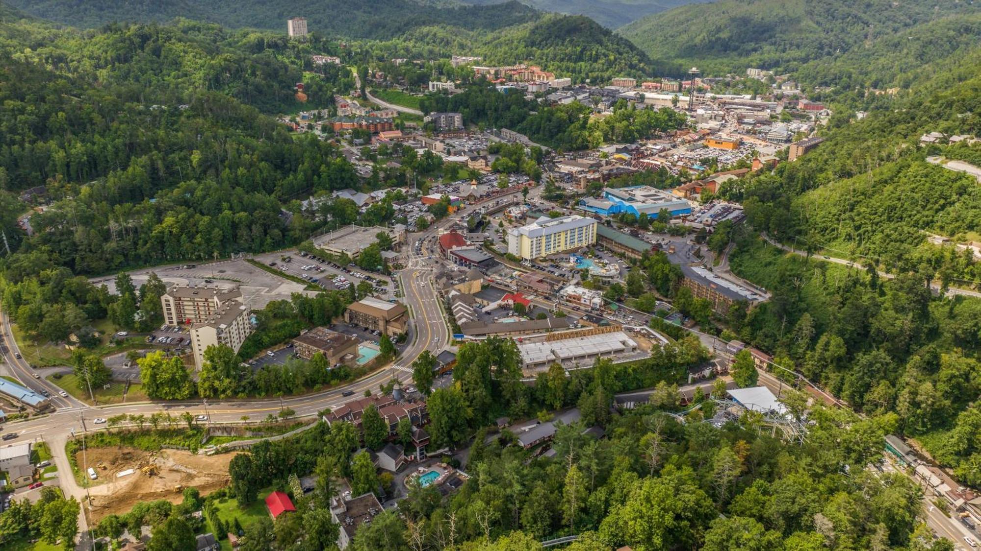 Whiskey Ridge Lodge, A Restored 1940S Gem, 2 Mins From Downtown, Breathtaking City Views, Custom Game Room, And Spacious Elegance Gatlinburg Bagian luar foto