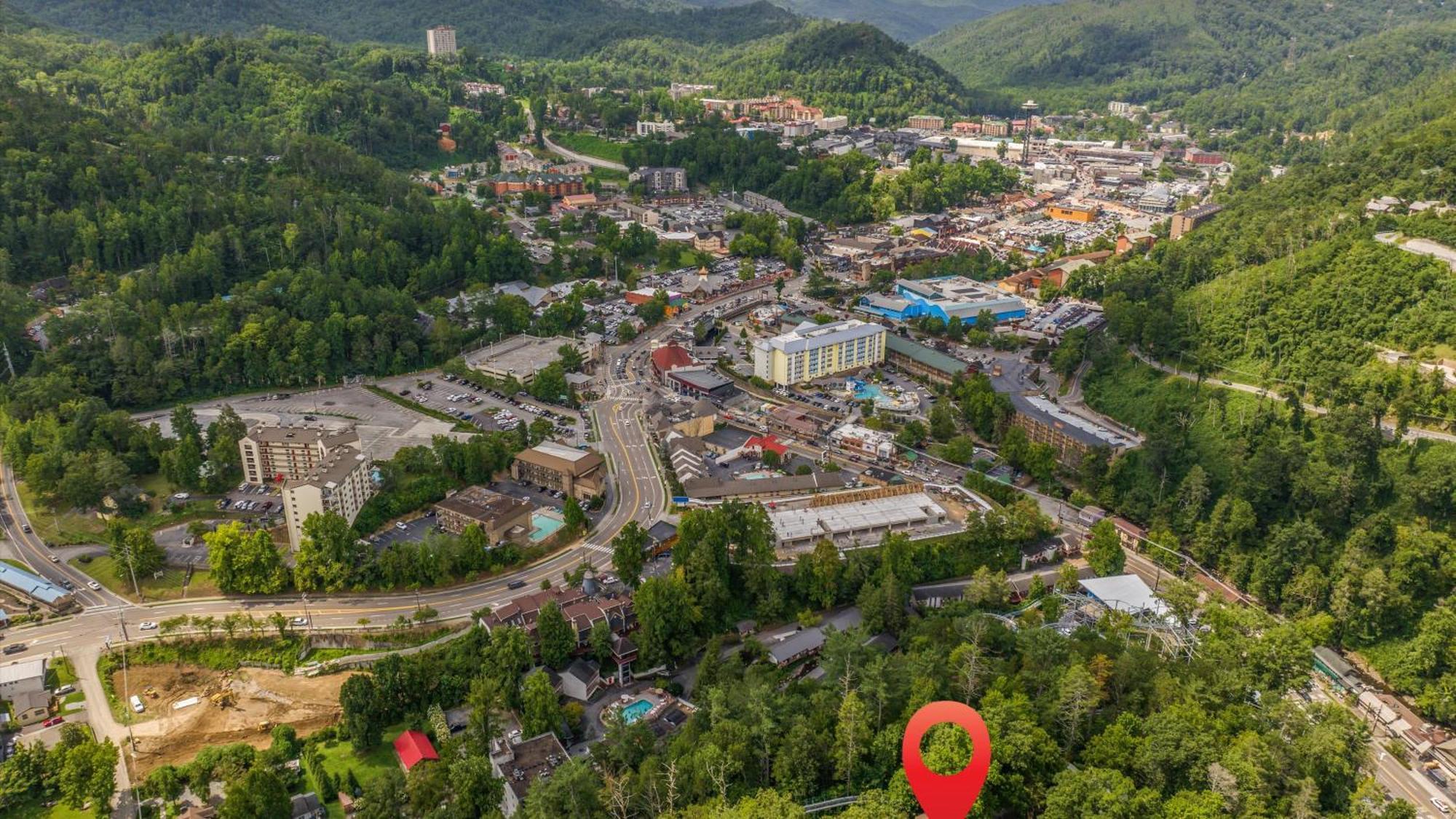 Whiskey Ridge Lodge, A Restored 1940S Gem, 2 Mins From Downtown, Breathtaking City Views, Custom Game Room, And Spacious Elegance Gatlinburg Bagian luar foto