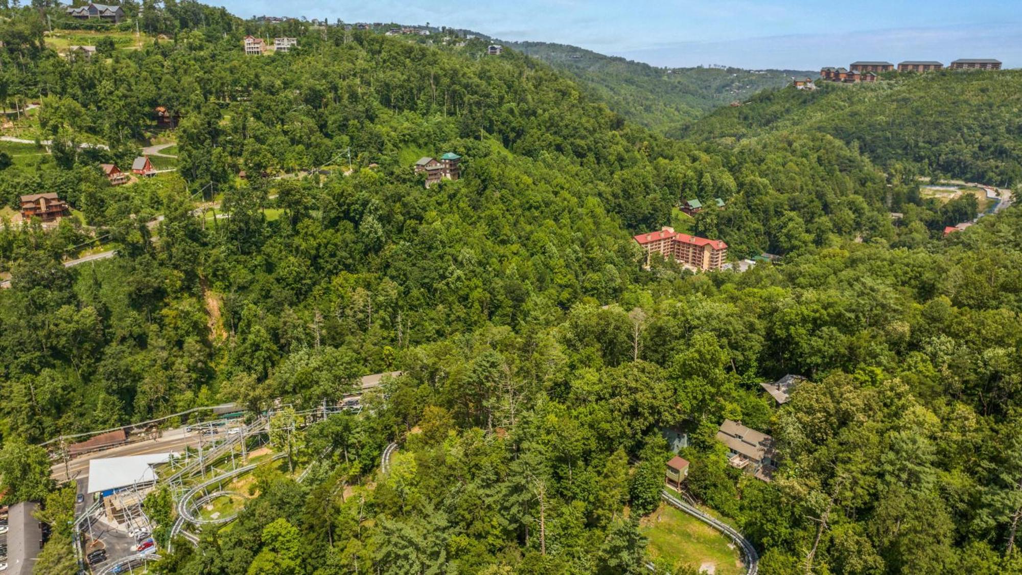 Whiskey Ridge Lodge, A Restored 1940S Gem, 2 Mins From Downtown, Breathtaking City Views, Custom Game Room, And Spacious Elegance Gatlinburg Bagian luar foto