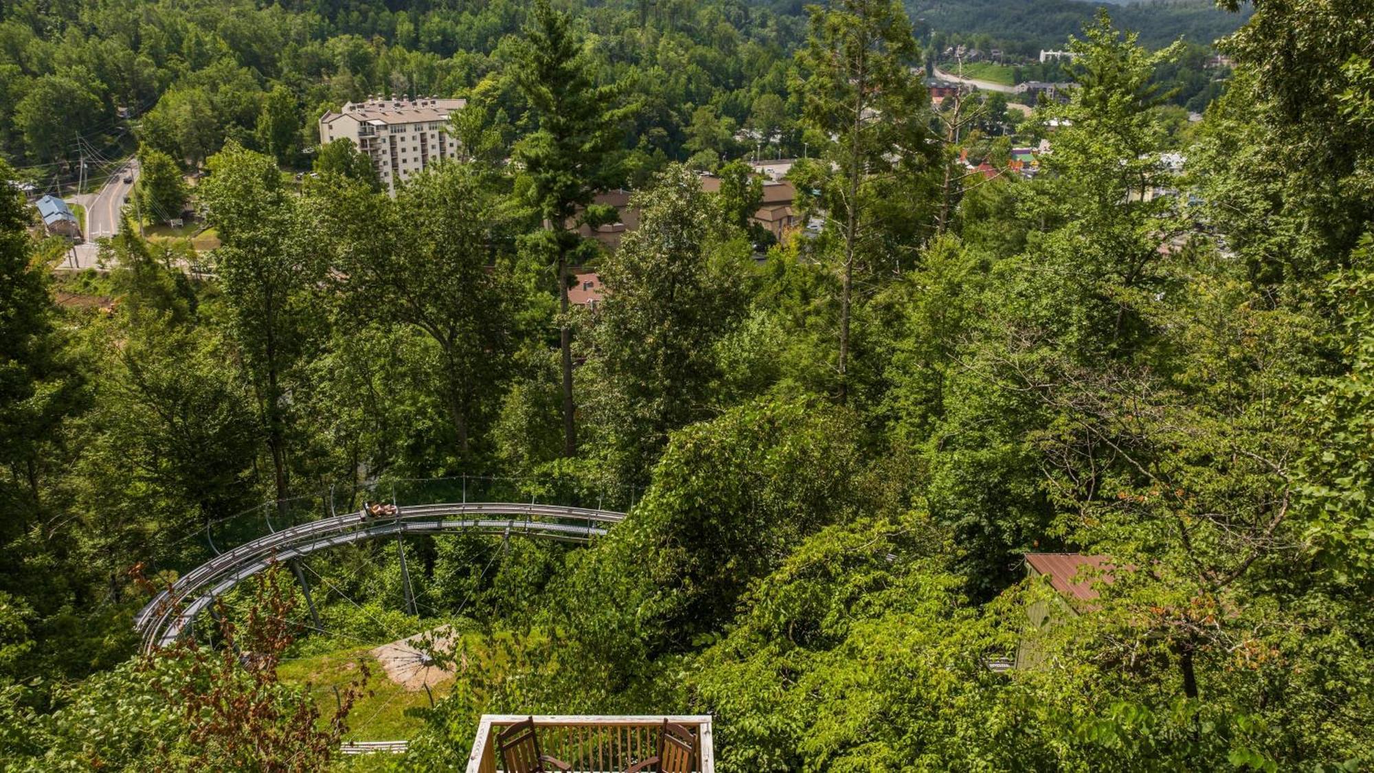 Whiskey Ridge Lodge, A Restored 1940S Gem, 2 Mins From Downtown, Breathtaking City Views, Custom Game Room, And Spacious Elegance Gatlinburg Bagian luar foto