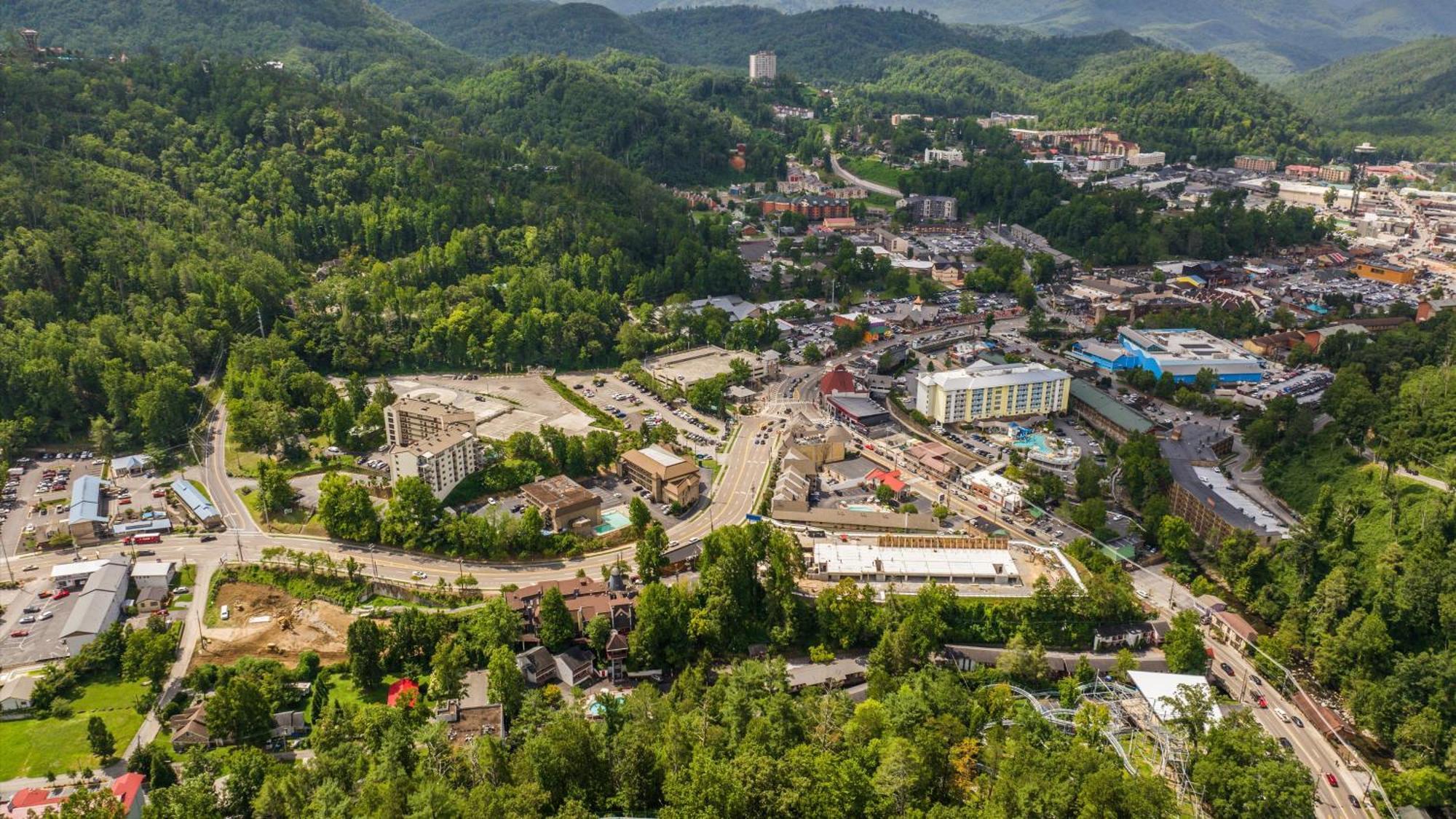 Whiskey Ridge Lodge, A Restored 1940S Gem, 2 Mins From Downtown, Breathtaking City Views, Custom Game Room, And Spacious Elegance Gatlinburg Bagian luar foto