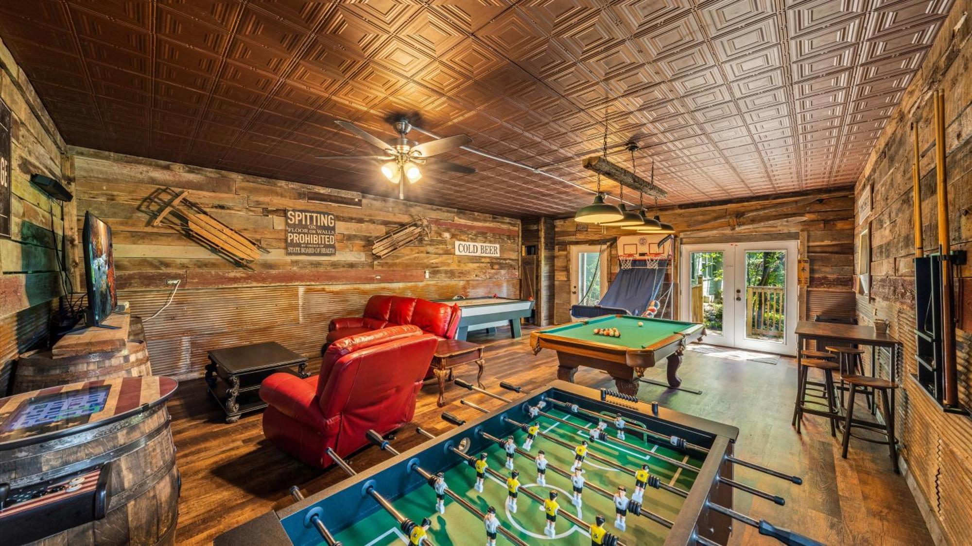 Whiskey Ridge Lodge, A Restored 1940S Gem, 2 Mins From Downtown, Breathtaking City Views, Custom Game Room, And Spacious Elegance Gatlinburg Bagian luar foto